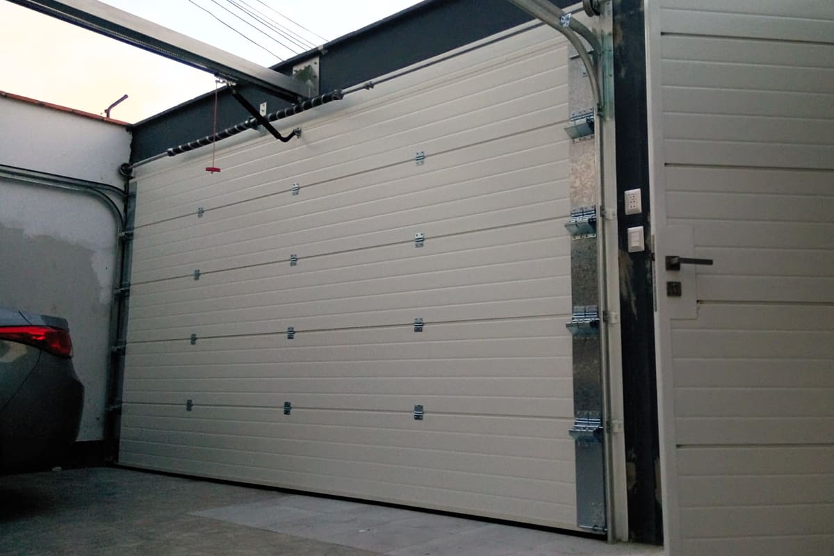 Puerta seccional con panel sandwich importado